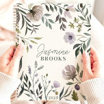 Agenda Nome Personalizado do Floral Floral 2025 com Cores<br><div class="desc">Adote a beleza suave de florescências mudas com este elegante planejador. Os florais de aquarelas em tons suaves de lavanda e cinza criam um pano de fundo sereno para seus sonhos e aspirações. Imagine-se juntando seus pensamentos e compromissos no meio desse jardim tranquilo. Personalize-o com o seu nome e deixe...</div>