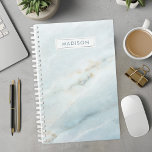 Agenda Nome Personalizado do Marble Azul<br><div class="desc">Organize sua vida com este elegante planejador personalizado de nome de mármore azul. Perfeito para mulheres que apreciam designs luxuosos e modernos, esse planejador combina a beleza eterno do mármore com a funcionalidade prática. O sofisticado padrão de mármore azul adiciona um toque de elegância ao seu planejamento diário. Personalize-o com...</div>