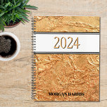 Agenda Nome Personalizado Dourado 2024<br><div class="desc">Este na moda Planner é decorado com um impressão de ouro texturizado. Personalize-o alterando o nome e o ano.</div>