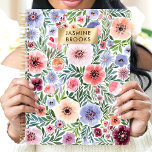 Agenda Nome Personalizado Floral de Cores Aquáticas<br><div class="desc">Mantenha-se organizado em estilo com este lindo planejador floral! Apresentando um vibrante design de aquarela em tons de rosa, roxo e azul, este planejador é perfeito para acompanhar compromissos, tarefas e datas importantes. A placa dourada adiciona um toque de elegância e personalização, fazer-a um dom único e ponderado. Com amplo...</div>