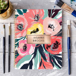 Agenda Nome Personalizado Floral do Bold Abstrato<br><div class="desc">Este design impressionante apresenta abstrato florais ousados em tons vibrantes de coral, rosa, amarelo e chato, acentuados com pinceladas dinâmicas. A elegante placa dourada rosa adiciona um toque sofisticado e personalizado. Perfeito para profissionais, estudantes ou qualquer pessoa que ame designs artísticos e modernos. Ideal para a organização de tarefas, diários...</div>