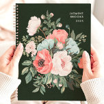 Agenda Nome Personalizado Floral Negro do eterno<br><div class="desc">Este elegante design apresenta um buquê exuberante de flores em coral, pincel, creme e tons verdes suaves, colocados contra um fundo verde-escuro rico. O nome personalizado e o ano adicionam um toque refinado e clássico, perfeito para profissionais, estudantes ou qualquer pessoa que aprecie a arte floral de eterno. Ideal para...</div>
