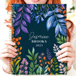 Agenda Nome Personalizado Floral Tropical Vibrante<br><div class="desc">Este design vibrante apresenta um arranjo floral tropical, luxuoso, com folhagem colorida e bagas em tons de roxo, laranja, verde e azul, colocados contra um fundo marinho profundo. O nome personalizado e o ano adicionam um na moda e toque único, fazer-o perfeito para amantes da natureza, estudantes ou profissionais. Ideal...</div>