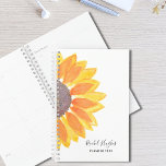 Agenda Nome Personalizado Girassol 2023<br><div class="desc">Este simples e na moda Planner é decorado com um girassol amarelo. Facilmente personalizável com seu nome e ano. Use a opção Personalizar mais para alterar o tamanho, o estilo e a cor do texto. Porque nós criamos a nossa trabalho de arte, você não encontrará esta imagem exata de outros...</div>