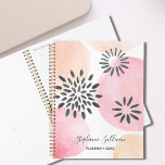 Agenda Nome Personalizado Girly<br><div class="desc">Este bonito planificador cor-de-rosa pastel é decorado com um padrão floral abstrato de tração manual num fundo de cor-de-água em tons de rosa e coral. Você pode personalizá-lo mudando o nome ou fazer-o como um monograma. Você também pode mudar o ano. Design original © Michele Davies.</div>