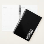 Agenda Nome Personalizado Mínimo Moderno Preto<br><div class="desc">Design minimalista moderno com nome personalizado no estilo de fonte branco negrito do sans moderno em fundo preto.</div>