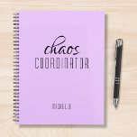 Agenda Nome Personalizado Púrpura do Coordenador de Caos<br><div class="desc">Coordenador do Caos Nome Personalizado Púrpura fofoca o texto "coordenador do caos" em uma tipografia de escrita negra divertida. Perfeito para aquela mãe ocupada,  professora,  gerente de esportes ou chefe de trabalho. Projetado pelo Evco Studio www.zazzle.com/store/evcostudio</div>