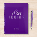 Agenda Nome Personalizado Púrpura do Coordenador de Caos<br><div class="desc">Coordenador do Caos Nome Personalizado Púrpura fofoca o texto "coordenador do caos" em uma tipografia de escrita branca divertida. Perfeito para aquela mãe ocupada,  professora,  gerente de esportes ou chefe de trabalho. Projetado pelo Evco Studio www.zazzle.com/store/evcostudio</div>