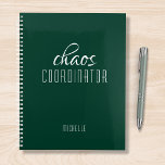 Agenda Nome Personalizado Verde Coordenador de Caos<br><div class="desc">O Nome Personalizado Verde do Coordenador do Caos estuda o texto "coordenador do caos" em uma tipografia engraçada de script branco. Perfeito para aquela mãe ocupada,  professora,  gerente de esportes ou chefe de trabalho. Projetado pelo Evco Studio www.zazzle.com/store/evcostudio</div>