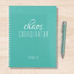 Agenda Nome Personalizado Verde Coordenador de Caos<br><div class="desc">O Nome Personalizado Verde do Coordenador do Caos estuda o texto "coordenador do caos" em uma tipografia engraçada de script branco. Perfeito para aquela mãe ocupada,  professora,  gerente de esportes ou chefe de trabalho. Projetado pelo Evco Studio www.zazzle.com/store/evcostudio</div>
