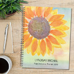 Agenda Nome Personalizado Yoga Instrutor Planner 2023<br><div class="desc">Este moderno plano de instrutor botânico Yoga é decorado com um girassol amarelo sobre fundo de aquarela. Facilmente personalizável. Use a Ferramenta Design para alterar o tamanho, o estilo ou a cor do texto. À medida que criamos a nossa trabalho de arte, não encontraremos esta imagem exata de outros designers....</div>