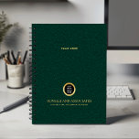 Agenda Nome Profissional do Logotipo Redondo Verde Esmera<br><div class="desc">Mantenha-se organizado e eleve sua imagem profissional com nosso Planejador Espiral Personalizado, com um design de aparência azul-marinho refinado que combina sofisticação com funcionalidade. Um espaço quadrado personalizável no cobrir permite que você exiba de forma destacada o logotipo de sua empresa sobre uma textura dourada, enquanto duas linhas adicionais de...</div>