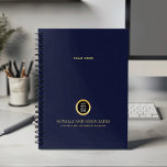 Agenda Nome Profissional do Logotipo Redondo Verde Esmera<br><div class="desc">Mantenha-se organizado e eleve sua imagem profissional com nosso Planejador Espiral Personalizado, com um design de aparência azul-marinho refinado que combina sofisticação com funcionalidade. Um espaço quadrado personalizável no cobrir permite que você exiba de forma destacada o logotipo de sua empresa sobre uma textura dourada, enquanto duas linhas adicionais de...</div>
