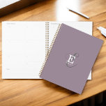 Agenda Nome único do Na moda e Monograma Tipografia Roxo<br><div class="desc">Um elegante planejador de na moda com uma bela representação do seu nome e monograma com serifas clássicas e uma tipografia de script mais ornamentado numa harmonia equilibrada e simétrica. Os três elementos se combinam com uma sofisticada harmonia e criam seu próprio logotipo pessoal de marca. Mostrada aqui com um...</div>