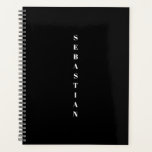 Agenda Nome vertical preto mínimo ano ou monograma<br><div class="desc">Nome vertical personalizado minimalista, texto, iniciais, monograma ou planejador personalizado de ano. Texto vertical totalmente personalizável sobre fundo preto de cor sólida. As cores são editáveis. Verifique o resto da coleção Projetos Brighton para obter itens de correspondência e coordenação. Sinta-se livre para enviar uma mensagem para perguntas, solicitações de cor...</div>