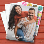 Agenda Nosso Grande Planeador De Casamento Fotográfico De<br><div class="desc">Planeador de casamento com sua foto favorita na frente e atrás e personalizado com seus detalhes em letra chic. O Planejador inclui layouts mensais e semanais,  12 meses,  60 páginas com cobrir laminados de cobrir mole,  frente e verso.</div>