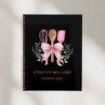 Agenda Notebook Arco Cor-de-Rosa Utensílios Moderno do Pl<br><div class="desc">Mantenha-se organizado e inspirado neste charmoso notebook Arco rosa Utensils moderno Planner. Projetado com cozinheiros de pastelaria, padeiros caseiros e entusiastas de sobremesa em mente, este planejador de na moda combina praticidade com uma estética encantadora. O cobrir apresenta um design moderno adorado com arco rosa elegante e utensílios cozinheiros, refletindo...</div>