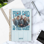 Agenda O pai é o Retro Vermelho Azul Fotográfico do Capim<br><div class="desc">Presente de foto para pai de seus filhos ou filhos para que ele saiba que ele é o maior de todos os tempos! Design divertido com a tipografia moderna de forma livre, corações amorosos e paleta colorida vintage. Use o modelo de personalização para adicionar sua foto e ajustar à perfeição...</div>