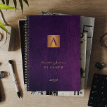 Agenda Ouro roxo elegante monograma moderno 2025<br><div class="desc">Escritório monograma clássico ou planejador pessoal com um quadrado metálico de cobre em ouro falso sobre um na moda escuro, preto, com aparência de couro imprimível. adequado para escritórios domésticos, pequenas empresas, profissionais empresariais ou independentes, escola, marca pessoal, carteiras ou estilistas, gestores, professores, estudantes. Pode ser um presente chic para...</div>