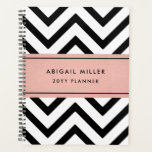 Agenda Padrão Chic Modern Pink, Black and White Chevron<br><div class="desc">Organize seu tempo em estilo com um planejador moderno. Todo o texto neste modelo é simples de personalizar ou excluir. O design cor-de-rosa, preto e branco apresenta um padrão giro em zig-zag, uma bonito fita de folha de ouro rosa e seu nome, título ou outro texto personalizado de sua escolha....</div>