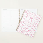 Agenda Padrão de fita de coquete cor-de-rosa pincelado pe<br><div class="desc">Mantenha-se organizado em estilo com o Padrão de Fita de Fita de Colchete Rosa Esmagado,  Planejador Personalizado! Com uma charmosa design de fita e um texto personalizável,  este elegante planejador é perfeito para adicionar um toque de feminilidade e sofisticação à sua rotina diária de planejamento.</div>