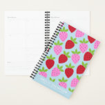 Agenda Padrão de Fruta de Morango Retro Bonito Personaliz<br><div class="desc">Padrão de fruta retróestésico bonito com morangos em vermelho,  rosa e azul claro.</div>