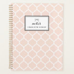 Agenda Padrão de Quatrefoil de Blush Personalizado<br><div class="desc">Planejador Personalizado de Padrão de Quatrefoil de Blush. Planeador moderno personalizável com um padrão quatrefoil branco e embutido. Este moderno e chic notebook será perfeito como presente personalizado.</div>