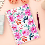 Agenda Padrão Floral de Rosas de Aquarela Rosa<br><div class="desc">Organizem-se em estilo com este lindo planejador personalizado com um delicado design floral de cor d'água de rosas rosa. Perfeito para registro em diário,  tomada de notas ou planejamento diário. Personalize-o com seu nome ou iniciais para um toque exclusivo.</div>