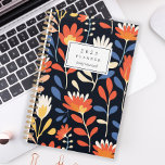 Agenda Padrão Laranja Cheerful Personalizado 2025<br><div class="desc">Personalize este planejador com seu nome em itálico preto enquadrado por um retângulo branco,  em um padrão ousado e alegre de flores laranja e branca em um fundo preto.</div>