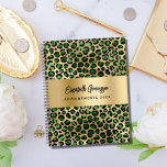 Agenda Padrão leopardo dourado verde esmeralda 2025<br><div class="desc">Elegante,  legal,  glamourosa e feminina com esmeralda verde e padrão de leopardo dourado falso. Personalize e adicione seu nome. Personalize e adicione seu nome e um ano. O nome é escrito com um moderno estilo escrito à mão. Perfeito para empresárias,  maquiadoras,  donas de lojas,  consultores.</div>