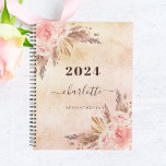 Agenda Pampas rosa ouro floral nome 2023<br><div class="desc">Um rosa de ouro rústico e fundo metálico rosado e falso. Decorado com ouro rosa,  florais cor-de-rosa,  grama-pampas. Personalize e adicione um nome,  título e ano. O nome é escrito com um moderno estilo escrito à mão.</div>