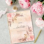 Agenda Pampas rosa ouro floral nome 2025<br><div class="desc">Um rosa de ouro rústico e fundo rosa. Decorado com ouro rosa,  florais cor-de-rosa,  grama-pampas. Personalize e adicione um nome,  título e ano. O nome é escrito com um moderno estilo escrito à mão.</div>