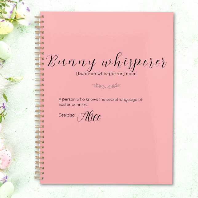 Agenda Páscoa rosa personalizada "Suspiro Coelho" (Personalized Pink "Bunny Whisperer" Easter Planner)