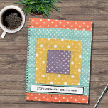 Agenda Patchwork personalizada 2023<br><div class="desc">Este planejador é decorado com um impressão de retalhamento em laranja, turquesa, amarelo e roxo. Você pode personalizá-la mudando a foto para um de seus próprios trabalhos de patch, se desejar. Altere o nome e o ano. Use a opção Ferramenta Design para alterar o tamanho, o estilo ou a cor...</div>