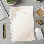 Agenda Peach e Dourado Marble Personalizado<br><div class="desc">Mantenha-se organizado e na moda com este elegante pêssego e planador de ouro personalizado. O design de mármore chic adiciona um toque de sofisticação,  enquanto a opção de nome personalizável o torna um dom único e ponderado. Perfeito para planejar seu dia,  anotar anotações ou controlar compromissos.</div>