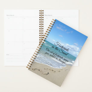 Agenda Pegadas no cristão inspirador de areia