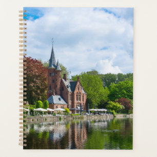 Agenda Pequeno castelo perto do lago em Bruges, Bélgica