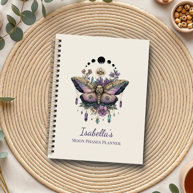 Agenda Personalizado Celestial Mariposa & Fases da Lua Wi (Personalized Celestial Moth & Moon Phases Witchy Planner on a boho table with herbs and a cup of tea)