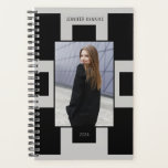 Agenda Personalizar Cinza e preto geométrico de fotografi<br><div class="desc">Este planejador oferece uma abordagem na moda e personalizada à organização,  garantindo tendências e funcionalidade no planejamento.</div>