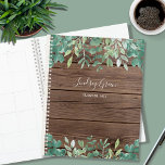 Agenda Personalizar madeira do celeiro Eucalyptus<br><div class="desc">Este Planejador é decorado com aquarela eucalipto e folhagem em tons de verde sobre fundo de madeira de celeiro. Personalize-o com seu nome e ano. Porque nós criamos nosso próprio trabalho de arte você não encontrará essa imagem exata de outros designers. Original Watercolor © Michele Davies.</div>