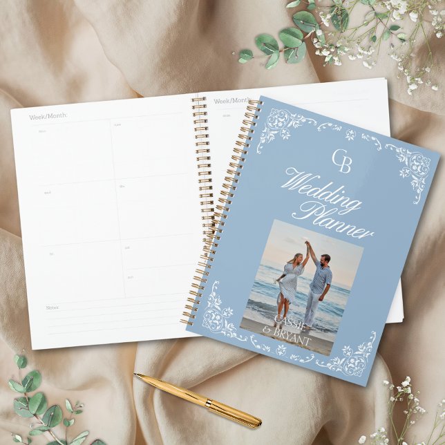 Agenda Planeador de Casamento Chic Azul e Branco Dusty (elegant dusty blue wedding planner notebook calendar style with engagement photo and monogram border)