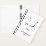 Agenda Planeador de Casamento do Nome da Noiva do Script<br><div class="desc">Planeador de Casamento do Nome da Noiva do Script Elegante. Bride está em um script na moda e personaliza facilmente o resto do texto. Preto & Branco. Pode ser alterado para diferentes cores através de edição posterior.</div>