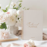 Agenda Planeador de Casamento Simples e Elegante de Bride<br><div class="desc">Projetado para coordenar com a Coleção de Convite para Casamento "Chloe". Para alterar os detalhes, clique em "Detalhes". Para mover o texto ou alterar o tamanho, a fonte ou a cor, clique em "Editar usando a Ferramenta de Design". Exibir o link de coleção nesta página para ver todos os itens...</div>