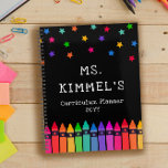 Agenda Planeador de Professores de Currículos em Black Cr<br><div class="desc">O planejador de currículos do professor personalizado com o nome do professor sob estrelas coloridas e acima de uma fileira de lápis num gradiente do arco-íris. Planeador de professores do jardim de infância numa design colorida e divertida.</div>