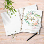 Agenda Planeador do Rosa Floral Dourado Script Monograma<br><div class="desc">Bonito planificador do monograma 2023,  com um belo nome de roteiro com uma inicial de ouro elogiante que é moldada por uma delicada camada de rosa floral de aquarela. Personalizar para criar um presente especial para o tesouro! Projetado por Thisnotme©</div>