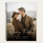 Agenda Planeador Personalizado de Foto Moderno Elegante<br><div class="desc">Planeje seu grande dia com este moderno e elegante planejador personalizado de casamento de fotos! Apresentando uma fonte serif simples e limpa com um sotaque de script escrito à mão, este planejador é perfeito para manter a agenda de todos os seus detalhes de planejamento de casamento. Personalize-o com sua própria...</div>