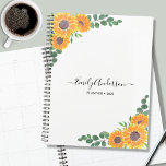 Agenda Planeador Personalizado de Girassol Eucalyptus 202<br><div class="desc">Este Planner floral é decorado com girassóis de cor d'água e folhas verdes de eucalipto sobre fundo branco. Você pode personalizá-lo adicionando seu nome,  monograma e ano. Porque nós criamos nosso próprio trabalho de arte você não encontrará essa imagem exata de outros designers. Original Watercolor © Michele Davies.</div>