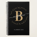 Agenda Planner de Monogramas, nome Dourado, preto e legan<br><div class="desc">Motografia de nome inicial, moça, moderna, tenda, elegante, preto e dourado, script personalizado monograma 2024 ou qualquer planejador de ano. Apresentando uma inicial de monograma e um script de nome feminino em uma fonte com letras maiúsculas de letras maiúsculas e pontilhadas em círculo ao redor do seu nome. Presente feminino...</div>