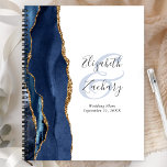 Agenda Planos de Casamento Dourado Azul do Script de Geod<br><div class="desc">Este elegante planejador de casamento moderno apresenta um marinho azul de água design, cortado com falso brilho dourado. Personalize facilmente o texto da cinza de carvão em um fundo branco, com os nomes da noiva e do noivo em caligrafia manual sobre uma grande e pálida ampersand azul. Adicione o título...</div>