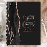 Agenda Planos de Casamento Preto-Rosa Dourado-Escuro de A<br><div class="desc">Este elegante planejador de casamento moderno apresenta uma design de cor-d-água preta, aparada com falso brilho de rosa. Personalize facilmente o texto cor-de-rosa rosa num fundo não preto, com os nomes da noiva e do noivo em caligrafia manual sobre uma grande e grande variedade de cinzas de carvão. Adicione o...</div>